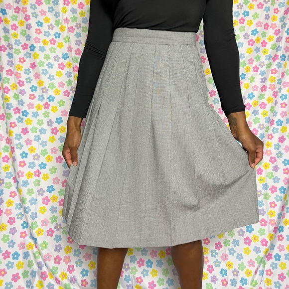 Vintage high waist pleated plaid skirt! Black and white. Size 5/6. - Picture 4 of 7